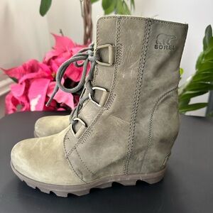 Sorel Joan of Arctic Wedge Women’s Boots II Green size 8.